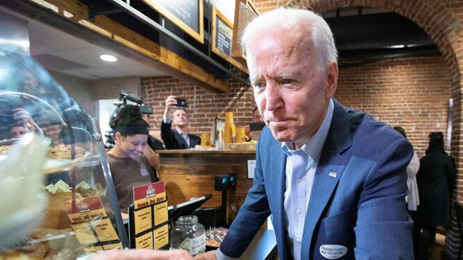 Joe Biden pide en un una cafetería de New Hampshire en un acto electoral.