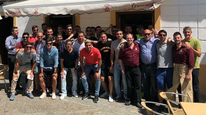 La primera plantilla del Xerez DFC celebró ayer un almuerzo de despedida en el Bar Restaurante El Molino.