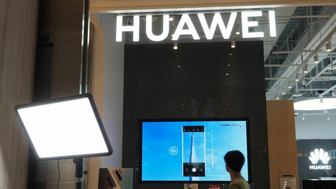 Un hombre camina por una tienda Huawei en Taipei.