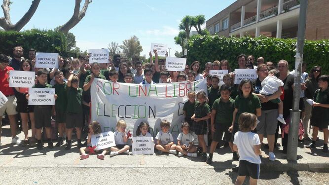 Imagen de la protesta que se llevó a cabo ayer a las puertas del colegio.