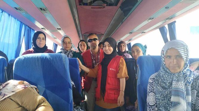 Un consultor acompaña a las trabajadoras marroquíes en su regreso a casa.