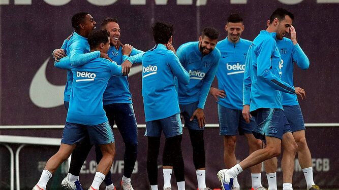Los jugadores del Barcelona, en un entrenamiento antes de viajar a Sevilla.