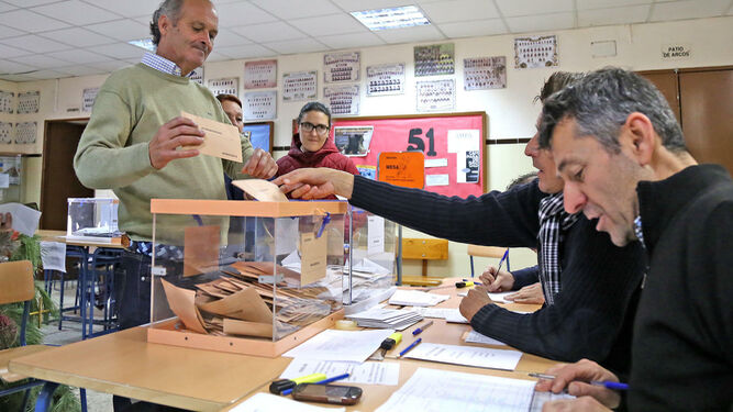 Un jerezano votando en las elecciones municipales de 2015.