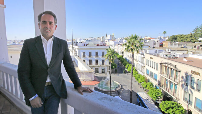 Antonio Saldaña en el balcón de la sedel PP.