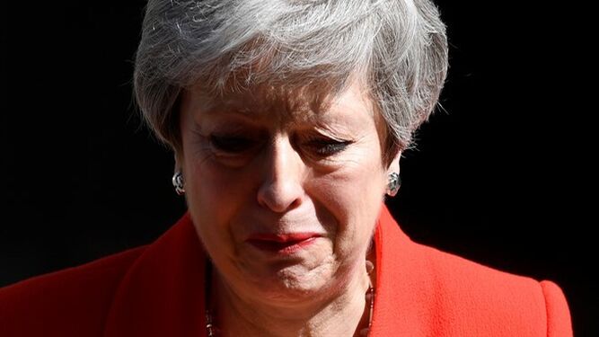 Theresa May llora durante el discurso en el que anunció su dimisión.