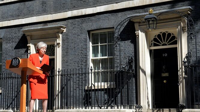 La primera ministra británica, Theresa May, se emociona tras anunciar este viernes en Downing Street que dimitirá el 7 de junio.