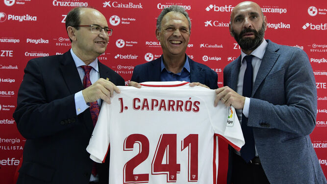 Joaquín Caparrós con una camiseta con su nombre entre Castro y Monchi, en un reciente homenaje del Sevilla..