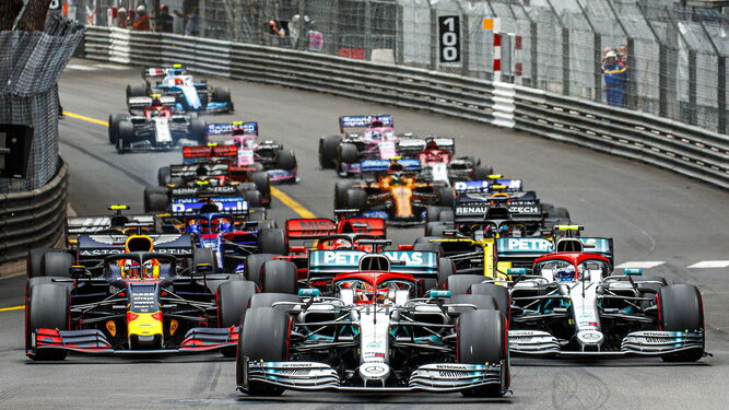 Hamilton, a la cabeza, en la salida de la carrera.