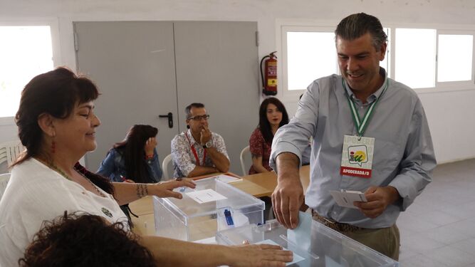 Jesús Fernández (IU) durante su votación en San Martín del Tesorillo.