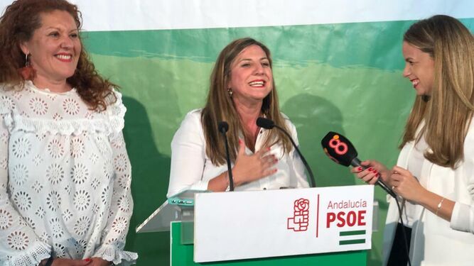 Irene García con Araceli Maese en la sede provincial del PSOE la noche del 26-M.