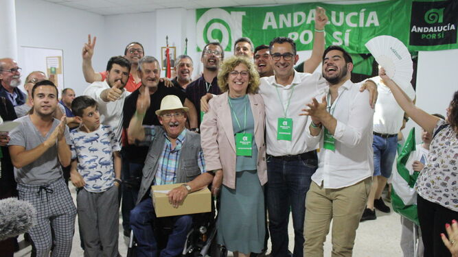 La candidatura de Miguel Molina celebra los resultados en su sede política de Barbate.