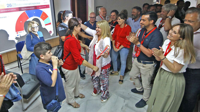 Una emocionada Mamen Sánchez saluda a interventores y simpatizantes del PSOE en la sede al finalizar el escrutinio.