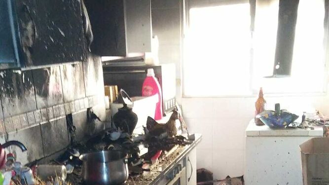 Estado en el quedó la cocina, donde se originó el incendio.