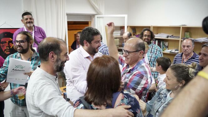 Antonio Romero celebra la victoria con los miembros de su candidatura