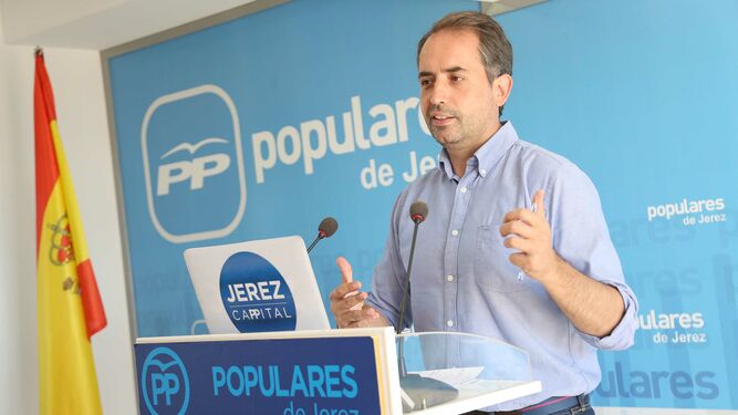 Antonio Saldaña, durante una rueda de prensa en la sede del PP de Jerez.