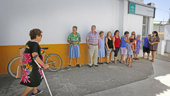 Personas esperando en el consultorio de Torremelgarejo.