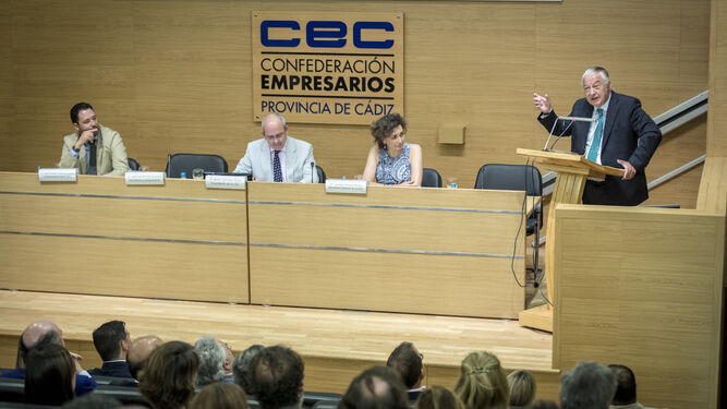 El presidente de Estudio de Comunicación, Lalo Azcona, durante su conferencia en la CEC.
