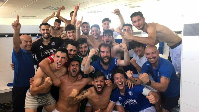 Los jugadores del filial celebran el ascenso a 2ª Andaluza.