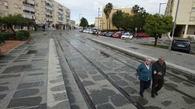 Las vías del tranvía, sin uso desde hace años, en el municipio de Alcalá de Guadaíra.