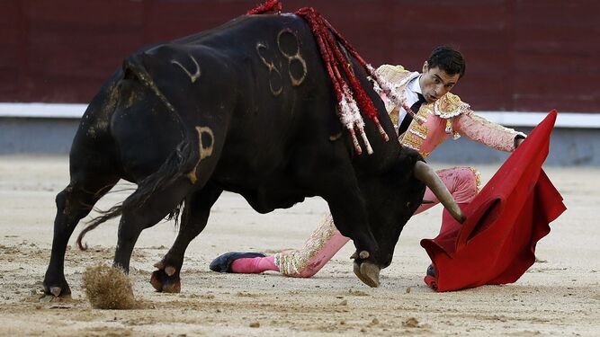 Paco Ureña, en un muletazo de rodillas con la izuqierda al quinto toro, al que cortó una oreja.