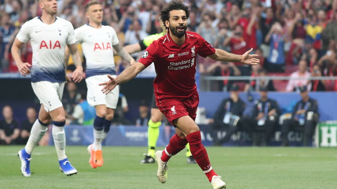 Salah celebra su tanto de penalti frente al Tottenham en el Wanda Metropolitano.