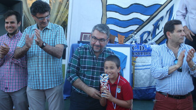 Ángel Luis Aguilocho, pregonero de la Semana Santa 2019, entrega el trofeo a Juan Luis 'Titín' como benjamín más regular.