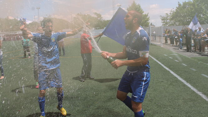 Diego Galiano, celebrando el ascenso del Guada a Tercera: "Mi mejor recuerdo".