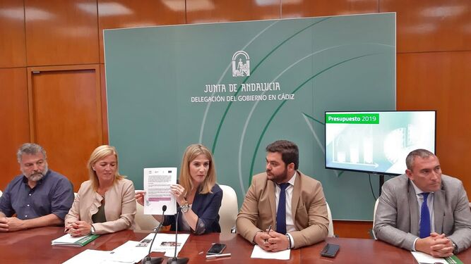 Ana Mestre muestra el convenio firmado por Mamen Sánchez y Miguel Ángel Vázquez