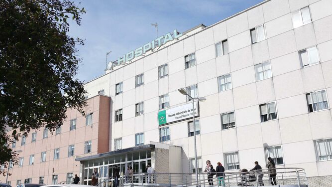 Varios usuarios acceden por la rampa al edificio del Materno-Infantil del hospital de Jerez.
