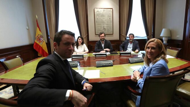 Las delegaciones de PP y de Vox se reúnen en Madrid para alcanzar pactos poselectorales.