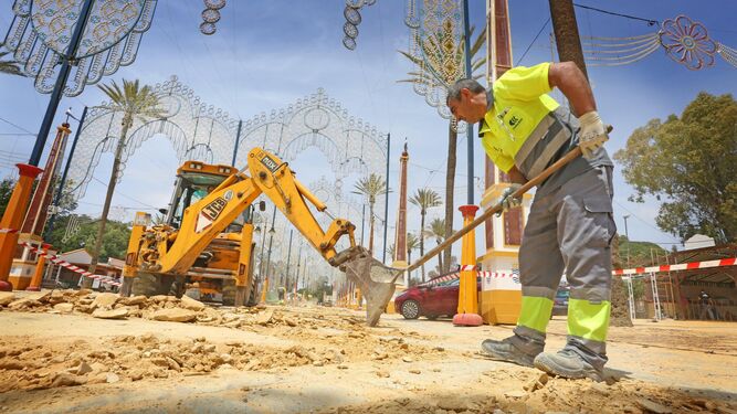 Un trabajador municipal arregla el suelo del parque González Hontoria en vísperas de la inauguración de la Feria del Caballo a mediados de mayo.