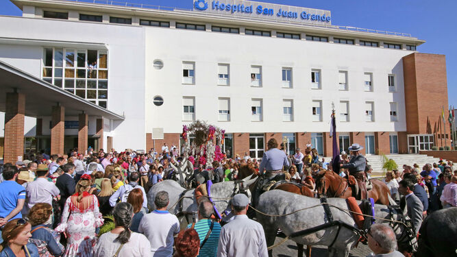 Los romeros ante el hospital San Juan Grande.