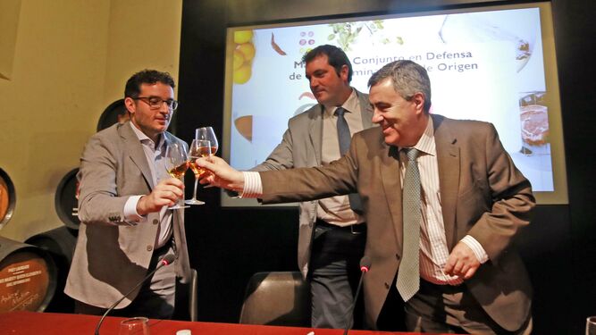Responsables de Origen España y de la Conferencia de Consejos Reguladores brindan tras la firma del manifiesto en Jerez.