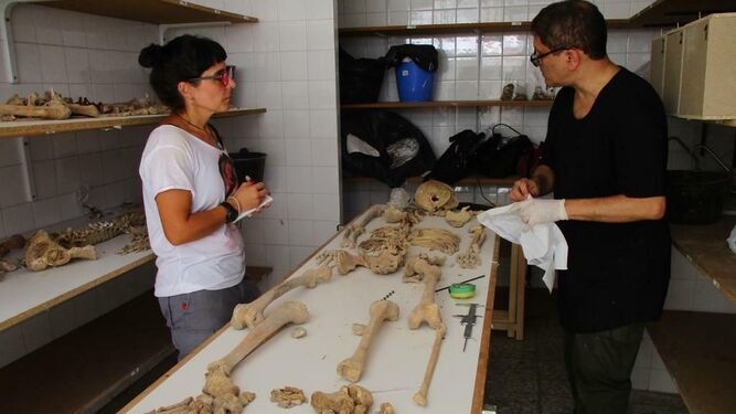 El antropólogo forente, con restos de un cuerpo exhumado de la fosa común del cementerio de San Fernando.