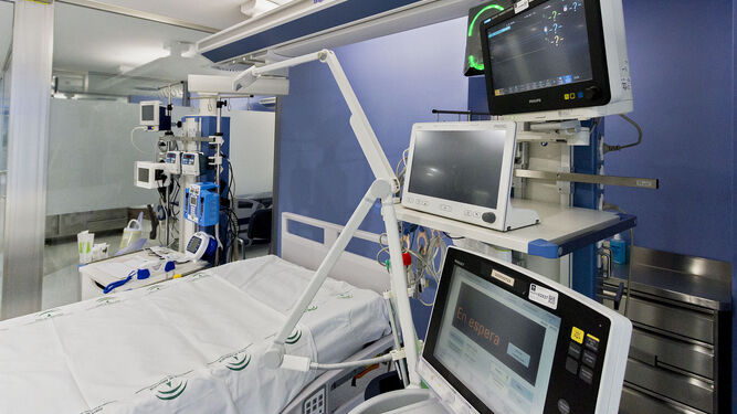 Uno de los nuevos puestos que se crearon en la primera fase de remodelación de la UCI del Hospital Puerta del Mar el año pasado.
