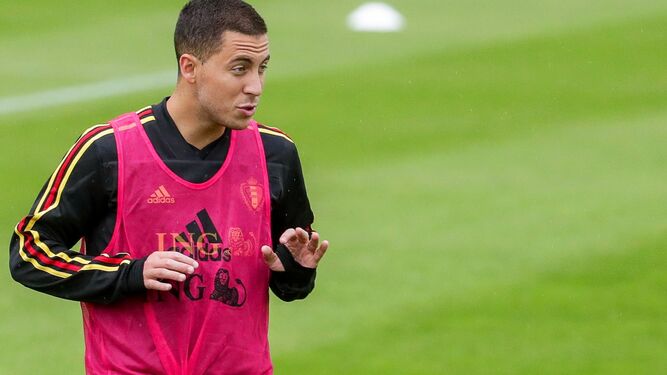 Hazard, concentrado con Bélgica.