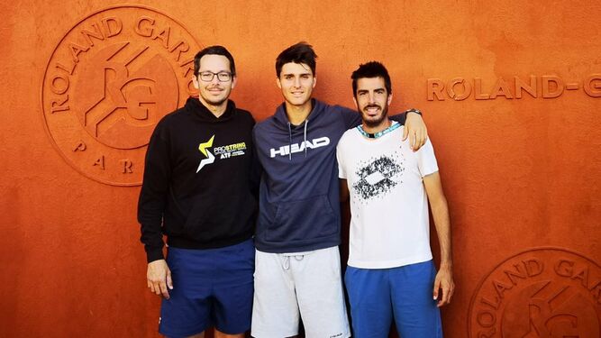 Pablo Llamas, junto a su entrenador, Javier Martí, y su encordador, Daniel Penizas, en Roland Garros.