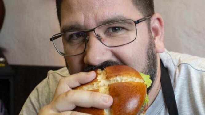 Dani García, comiendo la hamburguesa creada por él.