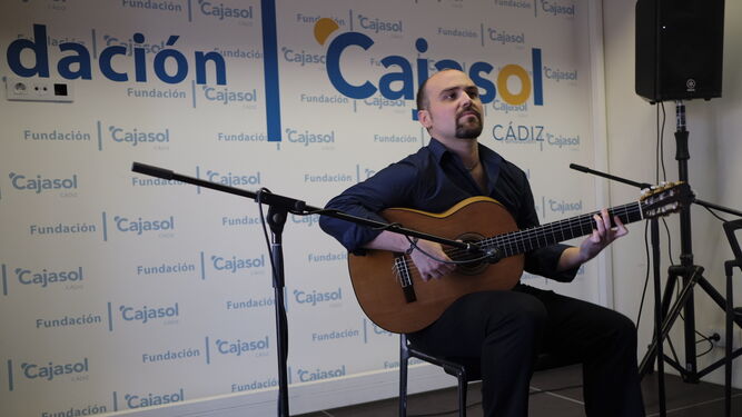 Cádiz se rinde a la guitarra de Santiago Lara