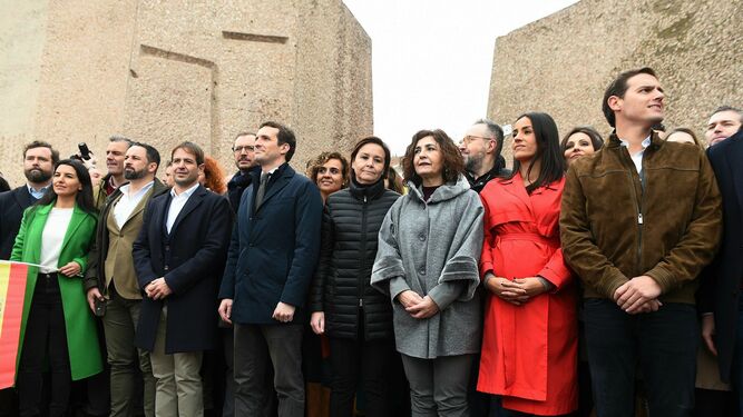 El presidente de Vox, Santiago Abascal (2i), el líder del PP, Pablo Casado (4i), y el líder de Ciudadanos, Albert Rivera (d), en la Plaza de colón el pasado 10 de febrero.