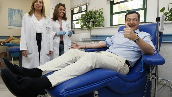 El presidente de la Junta ha participado este lunes en una campaña de donación de sangre.