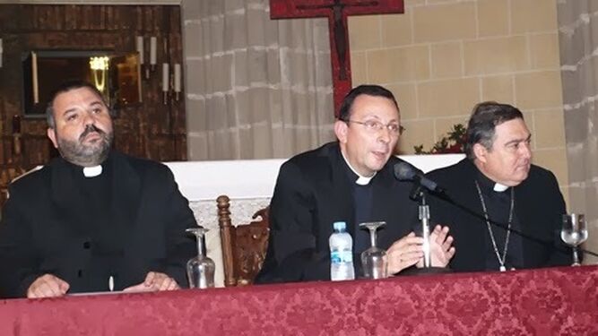 Lorenzo Morant e Ignacio Gaztelu, junto al obispo.