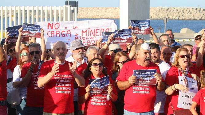 Cientos de vecinos se manifestaron contra la carga de mineral en el puerto del municipio.