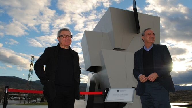 Daniel Libeskind y el presidente de Cosentino, Francisco Martínez-Cosentino, junto a la escultura ‘Beyond The Wall’ en las instalaciones de Cantoria.