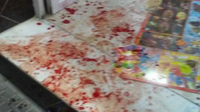 Restos de sangre que quedaron esparcidos por el interior de la tienda donde se refugió uno de los heridos en la pelea.