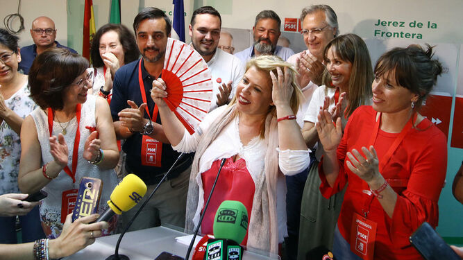 Los concejales del PSOE, celebrando la victoria en las elecciones municipales en la noche del pasado 26 de mayo.
