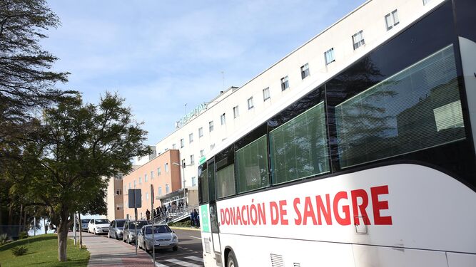 Un autobús de donaciones, en el hospital de Jerez.