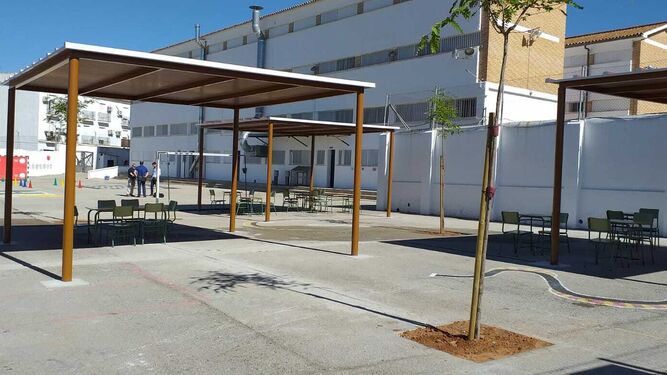 Las pérgolas que facilitan sombra en el patio del centro educativo.