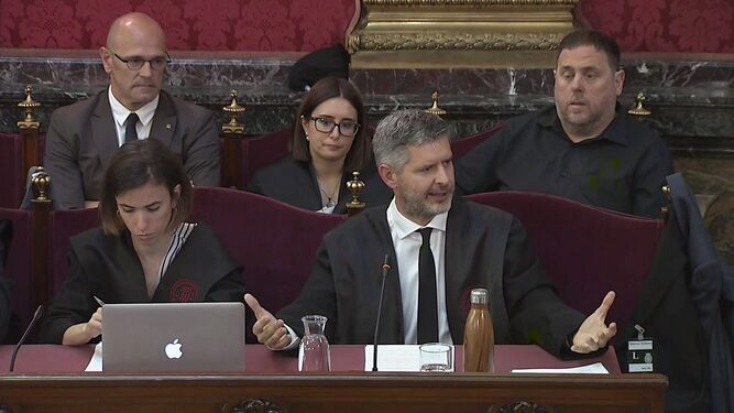 Andreu Van Den Eynde (c), abogado de Oriol Junqueras (d, detrás) y Raül Romeva (i, detrás), durante la penúltima sesión del juicio del 'procés' este martes.