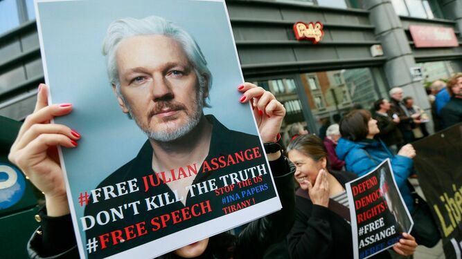Protesta frente a la Embajada de Ecuador en Londres con la imagen de Julian Assange tras su detención.